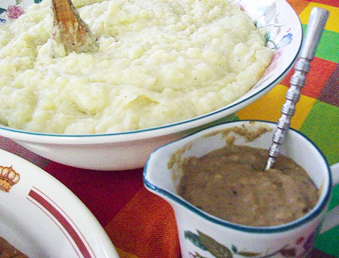 Vegan Thanksgiving Mashed Potatoes and Mushroom Gravy | veganpetite.com